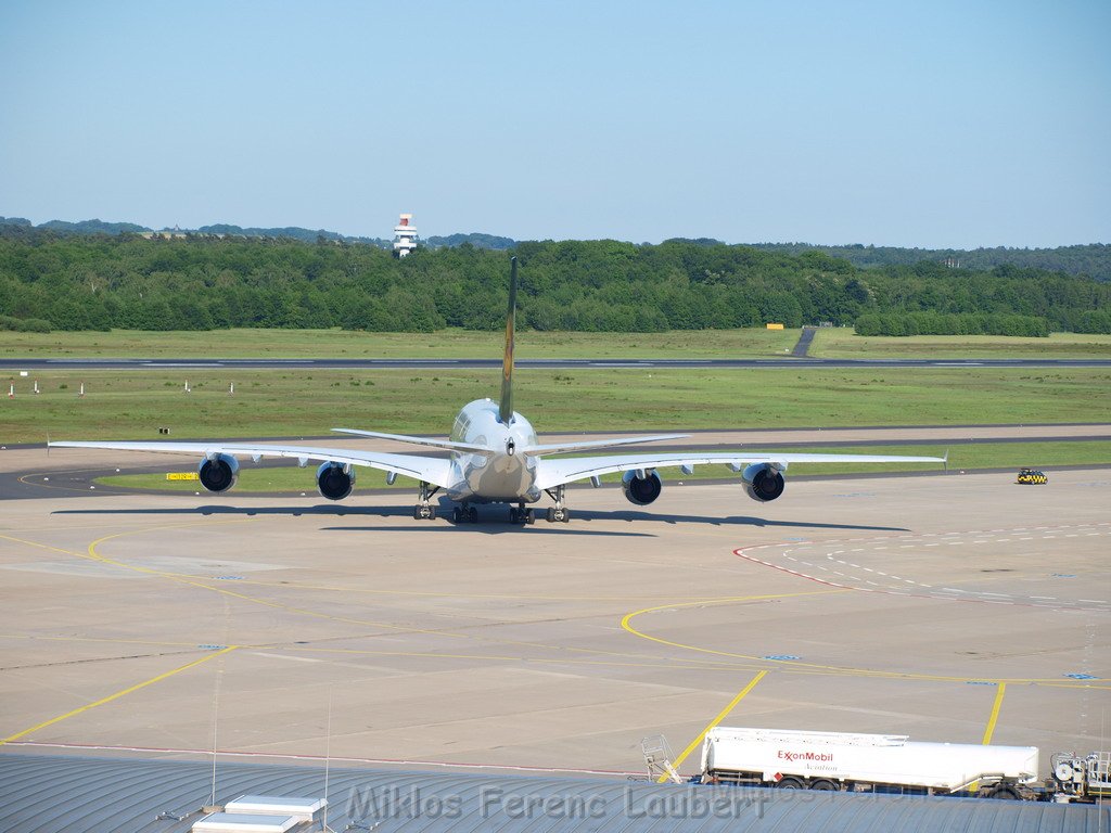 Lufthansa Airbus A 380 zu Besuch Flughafen Koeln Bonn P035.JPG
